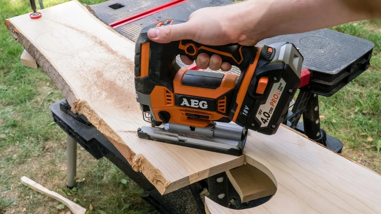 Die Stichsäge von AEG wird an einem Bret aus Massivholz im Freien getestet.