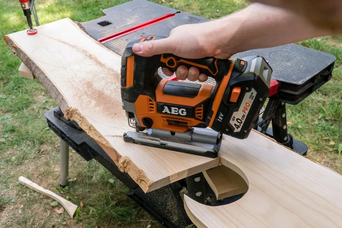Die Stichsäge von AEG wird an einem Bret aus Massivholz im Freien getestet.