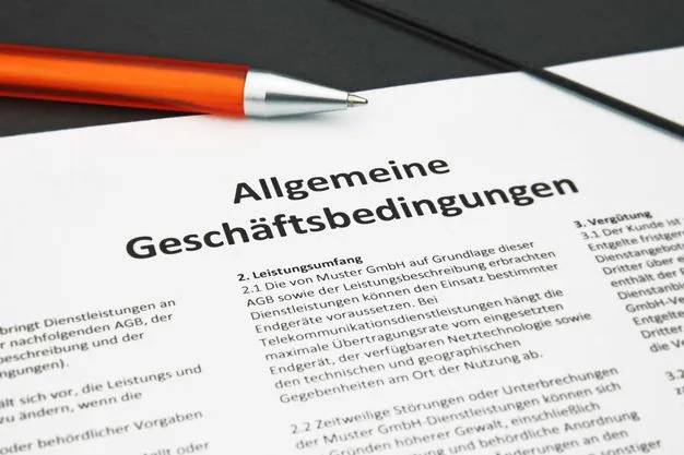 Allgemeine Geschäftsbedingungen liegen ausgedruckt mit einem  orangefarbenen Kugelschreiber auf einer schwarzen Mappe