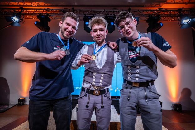 Bei der Deutschen Meisterschaft im Bauhandwerk 2025 traten die Landessieger aus neun Gewerken an. Die drei bestplatzierten Maurer : Julius Birkler, Mitchel Immen und Lennert-Louis Stern (v. l. n. r.).