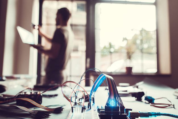 Fit für die Kundenberatung: Lehrgänge zum Thema Smart Home sind für Tischler und Schreiner ideal, um über die technologischen Entwicklungen informieren zu können.