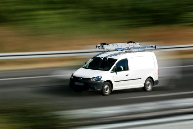 Regelmäßige Fahrten zu Kunden und Baustellen sind im Handwerk Alltag. Mit dem handwerk.com-Fahrtkostenrechner rechnen Sie es einfach aus, was Sie die Fahrten kosten.