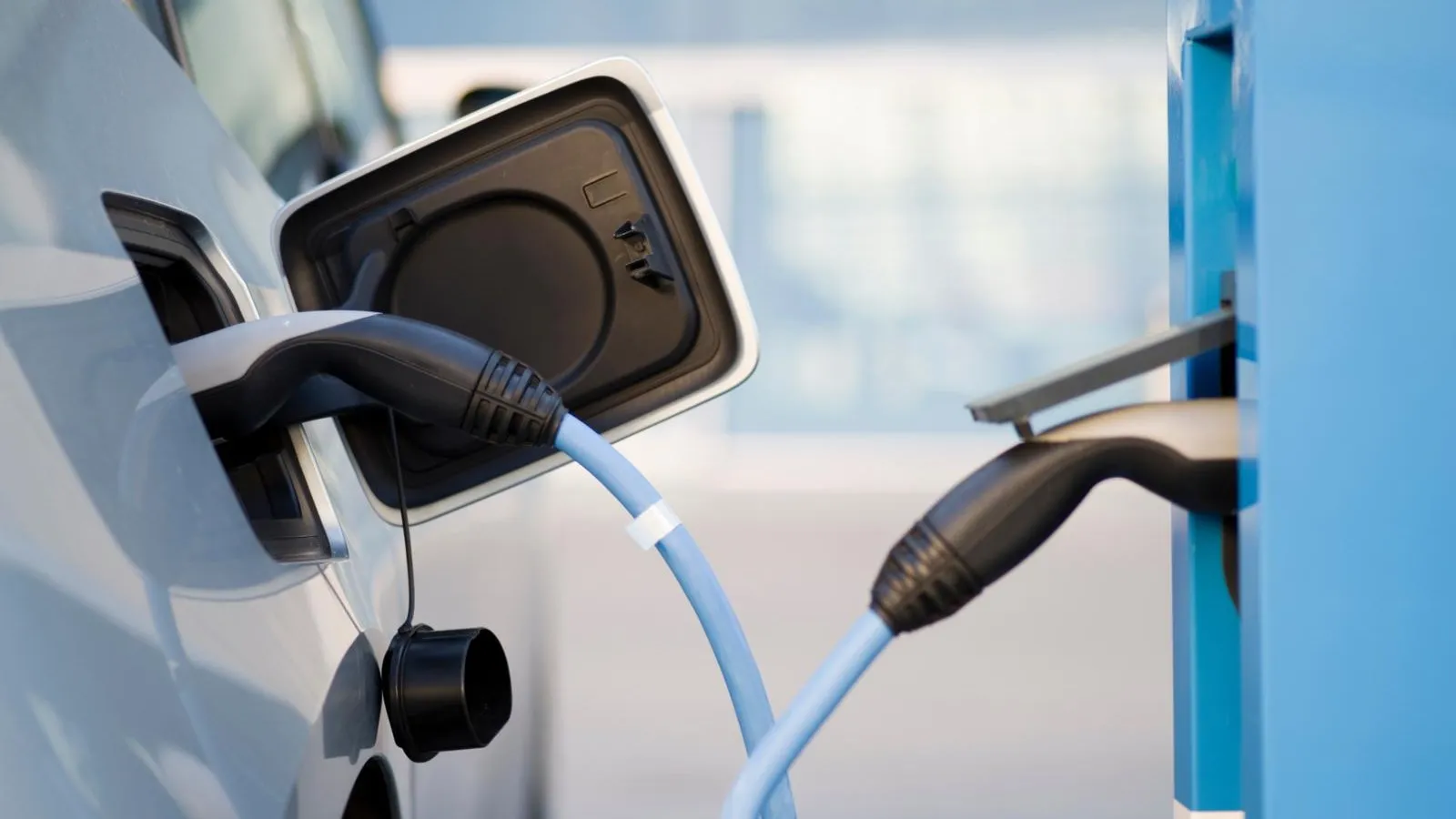 Elektroauto an einer Ladesäule