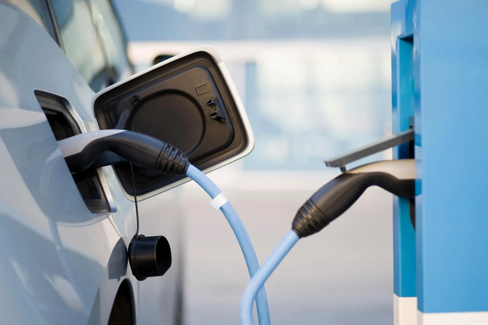 Elektroauto an einer Ladesäule
