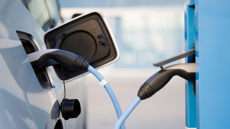 Elektroauto an einer Ladesäule
