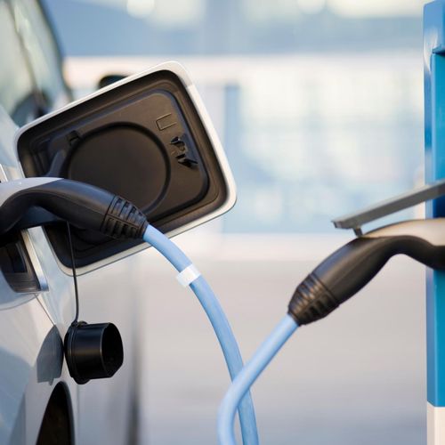 Elektroauto an einer Ladesäule