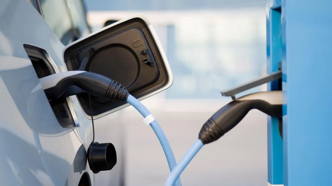 Elektroauto an einer Ladesäule