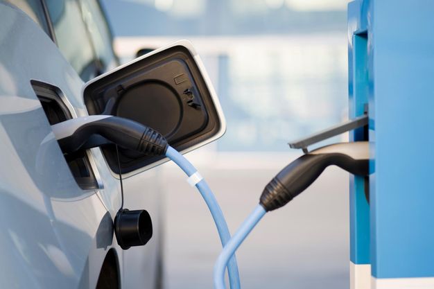 Elektroauto an einer Ladesäule