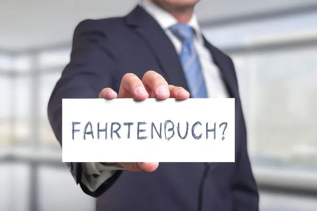Eine Person im Anzug hält ein kleines weißes Schild hoch, auf dem "Fahrtenbuch?" steht.