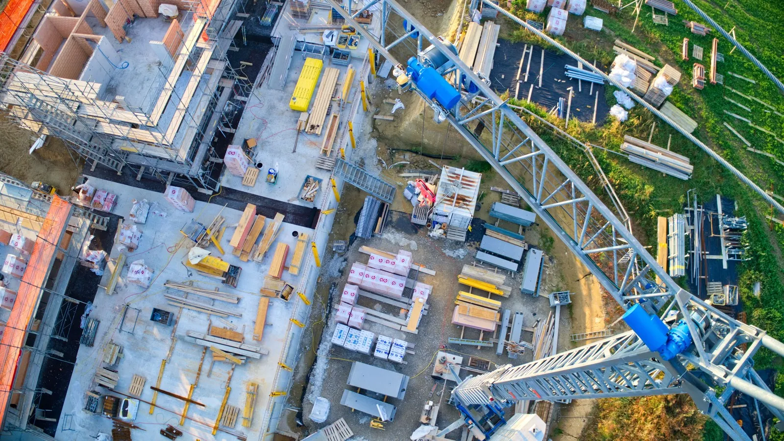Großbaustelle aus Vogelperspektive mit Kran.