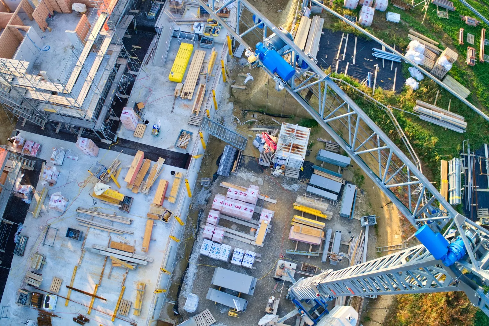 Großbaustelle aus Vogelperspektive mit Kran.