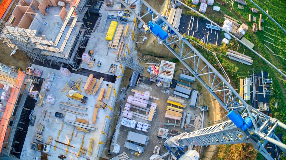 Großbaustelle aus Vogelperspektive mit Kran.