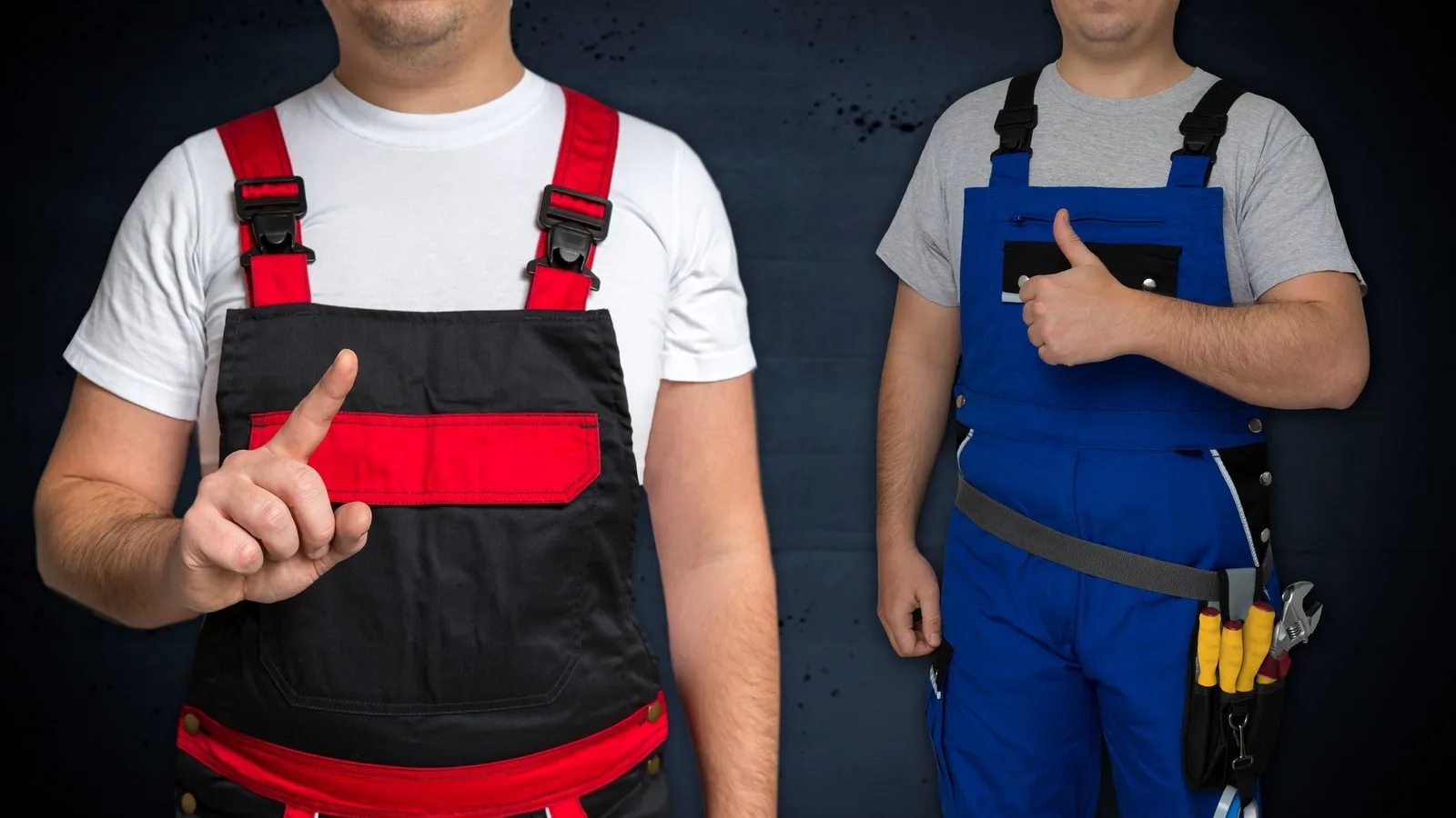 Zwei Handwerker in roter und blauer Latzhose. Der eine hält einen Zeigefinger hoch und der andere den Daumen hoch.