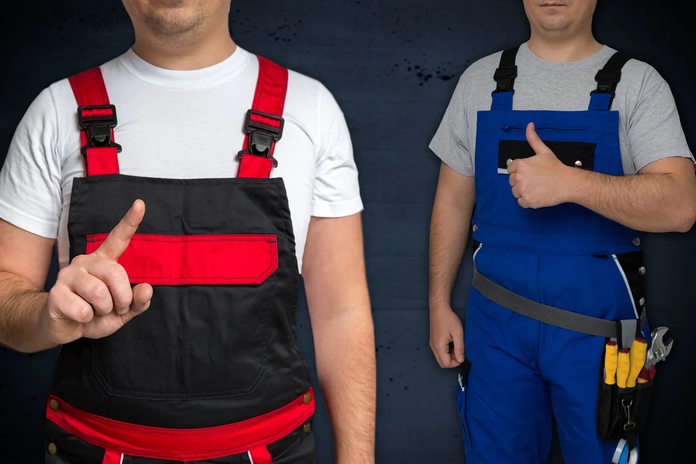 Zwei Handwerker in roter und blauer Latzhose. Der eine hält einen Zeigefinger hoch und der andere den Daumen hoch.