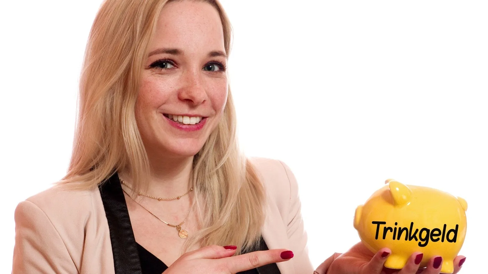 Eine Frau hält ein gelbes Sparschwein mit der Aufschrift "Trinkgeld" in der Hand.