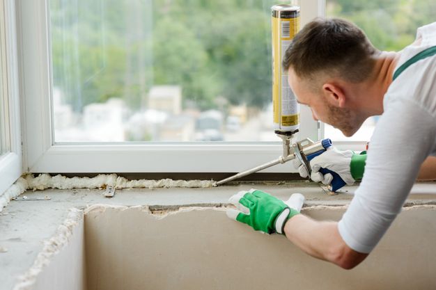 Erst eingebaut, dann das defekte Fenster wieder ausgebaut und ein neues montiert: Eine neue Broschüre verrät, was in solchen Fällen für den Ein- und Ausbau entsteht.