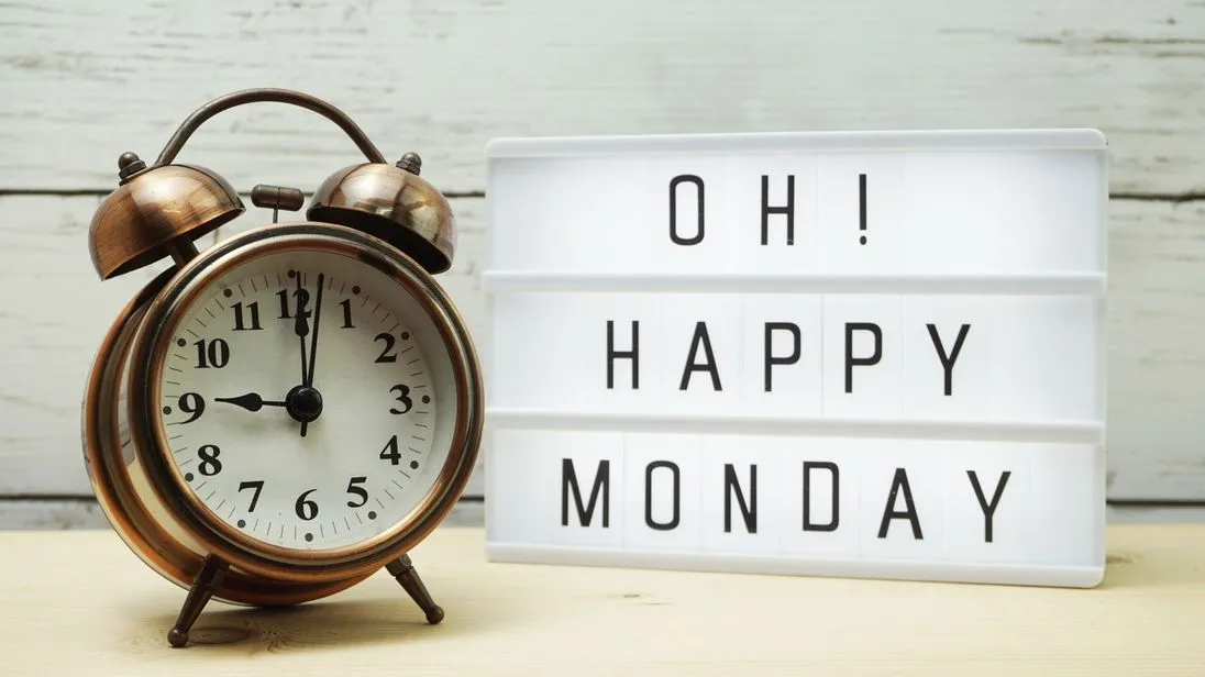 freut euch es ist Montag
Happy Monday lightbox alphabet wording on wooden background