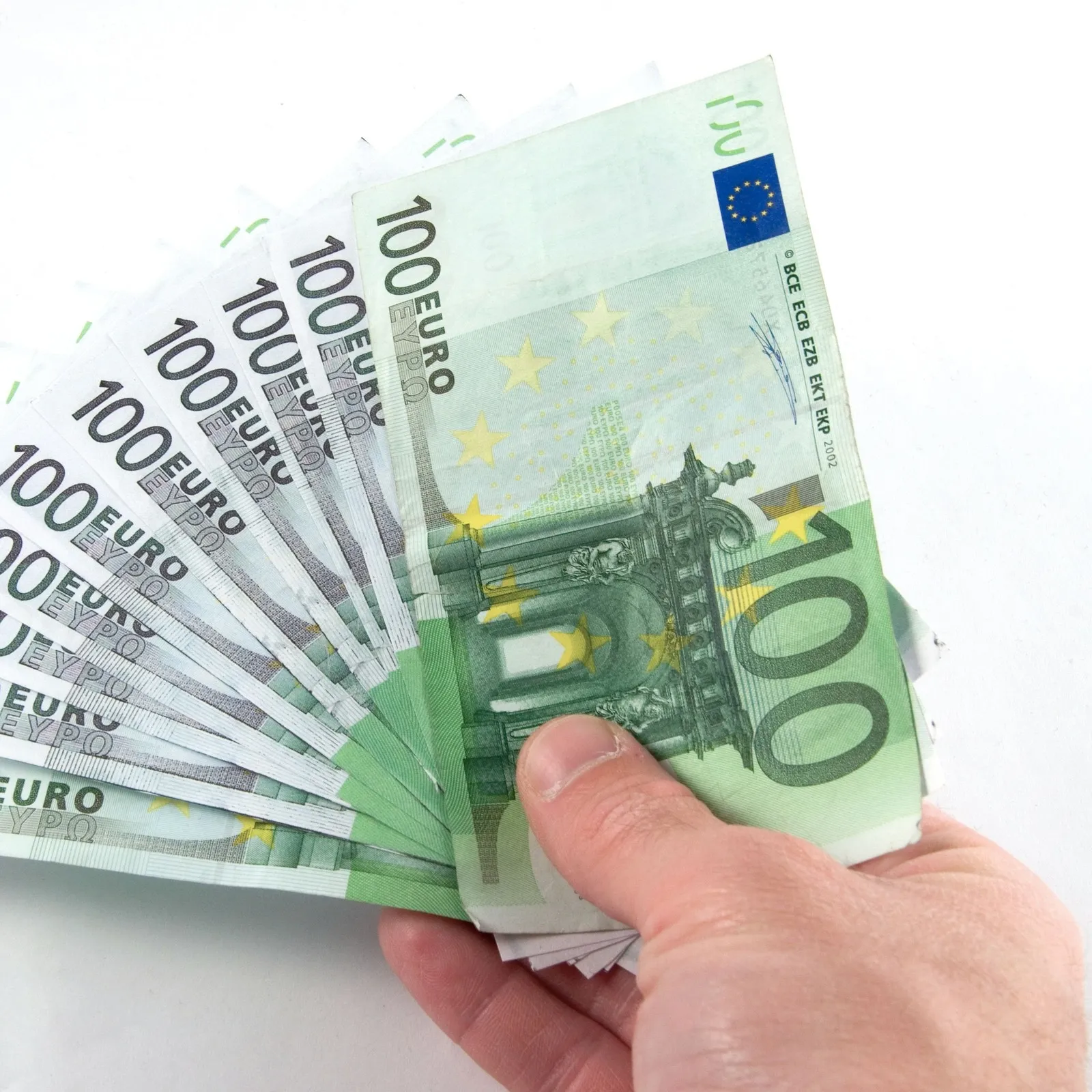 Jemand hält 10 Geldscheine in der Hand – insgesamt sind es 1000 Euro.