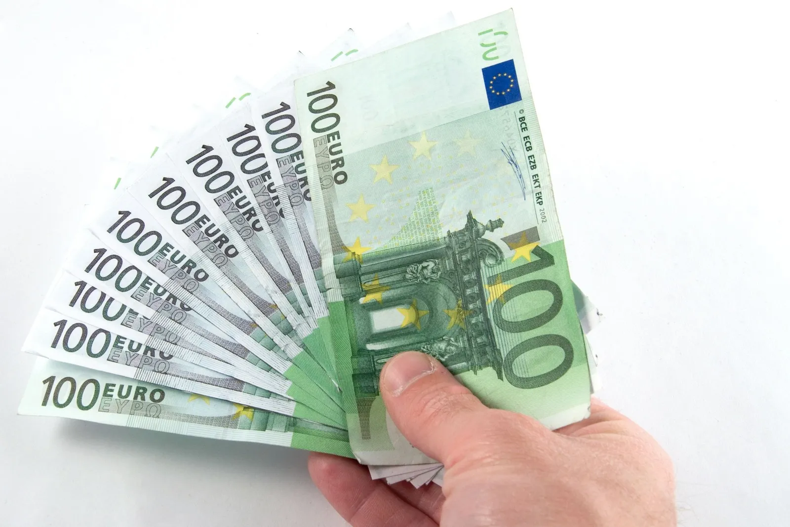 Jemand hält 10 Geldscheine in der Hand – insgesamt sind es 1000 Euro.