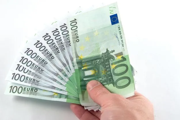 Jemand hält 10 Geldscheine in der Hand – insgesamt sind es 1000 Euro.