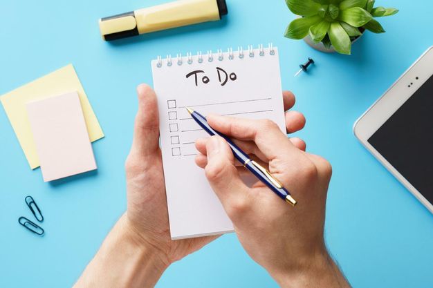 Aufschreiben und Abhaken: Wer To-Do-Listen führt, vergisst so schnell nichts und hat den Kopf zum Arbeiten frei.