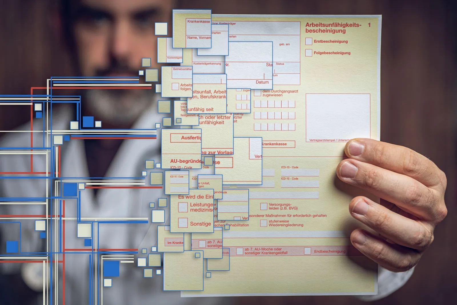 Arzt hält eine elektronische Arbeitsunfähigkeitsbescheinigung 