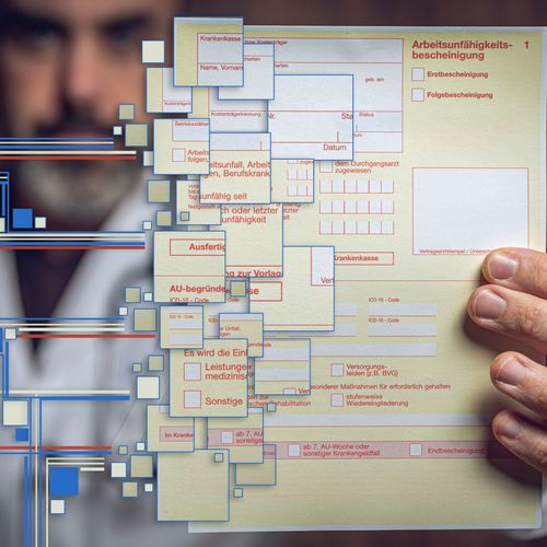 Arzt hält eine elektronische Arbeitsunfähigkeitsbescheinigung 