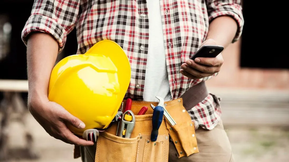 Digitale Arbeitszeiterfassung auf dem Bau ist nur mit Hilfe von Geräten wie zum Beispiel Smartphones möglich.