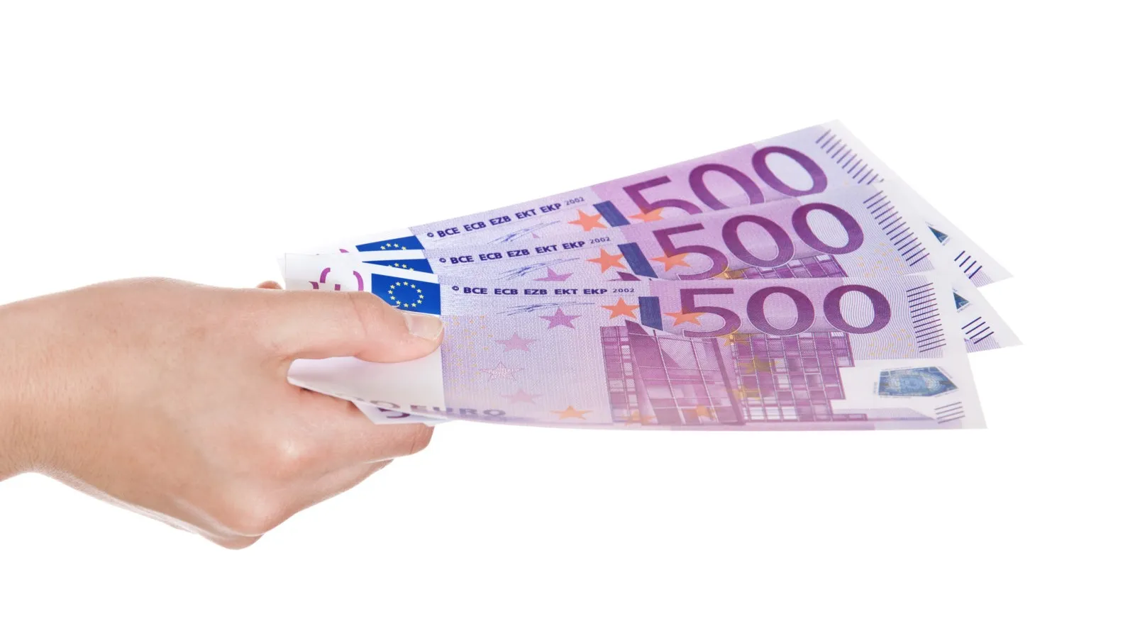 Eine Hand hält drei 500 Euro Scheine in der Hand.