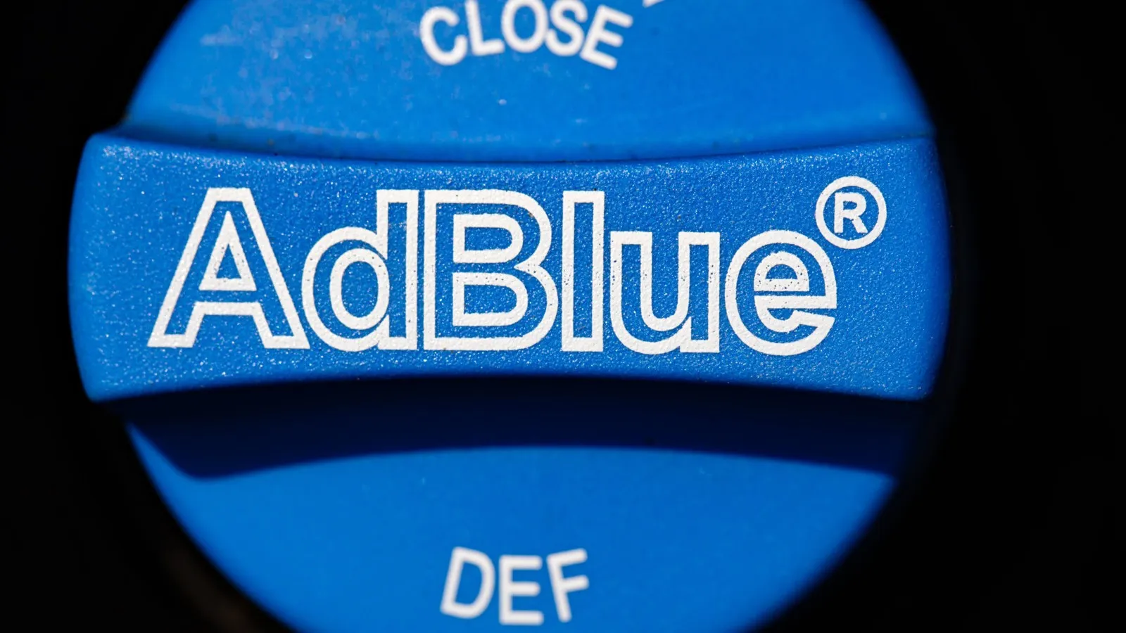 Ein blauer Tankverschluss mit der Aufschrift "AdBlue".