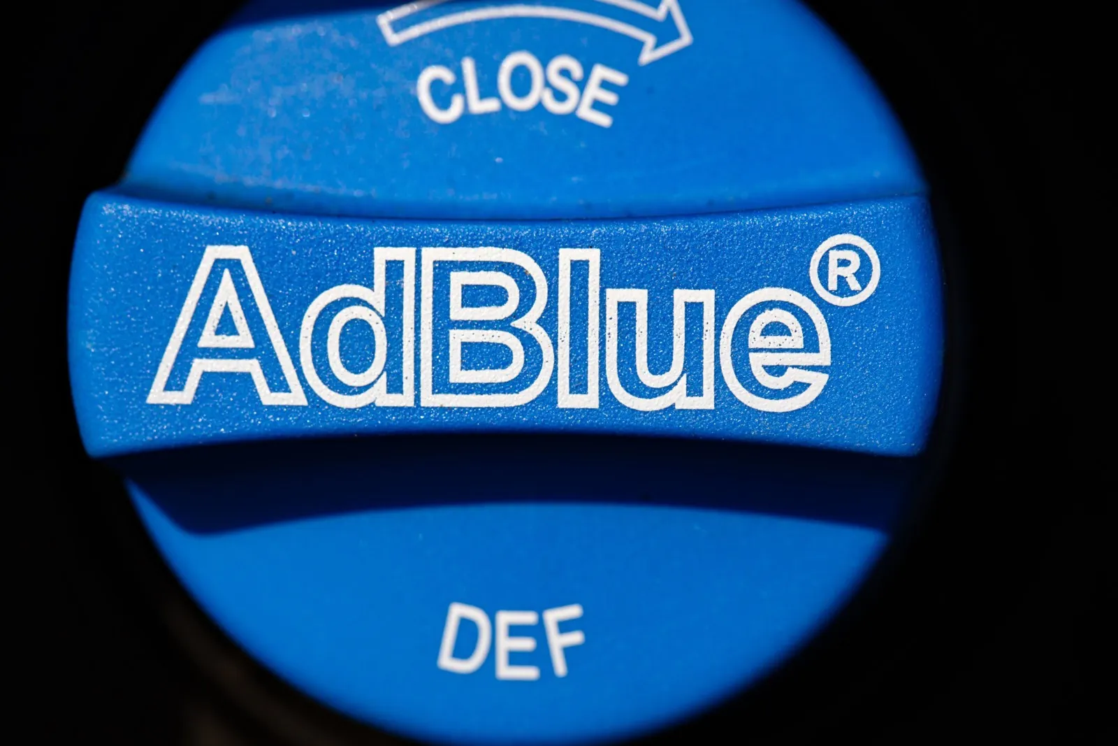 Ein blauer Tankverschluss mit der Aufschrift "AdBlue".