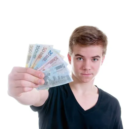 Ein junger Mann hält eine Reihe von Euroscheinen in die Kamera und guckt ernst