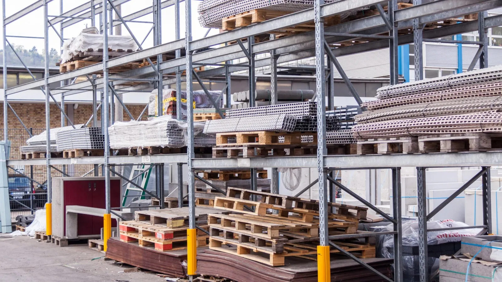 Mehrere Paletten und weitere Materiale sind auf Schwerlastregalen gelagert.