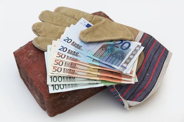 Tarifvertrag allgemeinverbindlich: Die Wegezeitentschädigung, die es seit 1. Januar 2023 im Baugewerbe gibt, müssen jetzt alle Betriebe an ihre Mitarbeitenden zahlen.