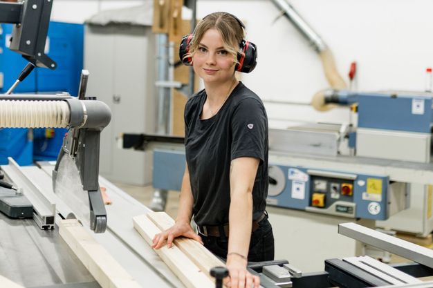 Tischlerin Anabel Fuchs ist eine von zwölf Handwerkerinnen und Handwerkern, die im Finale von Miss & Mister Handwerk 2026 stehen.