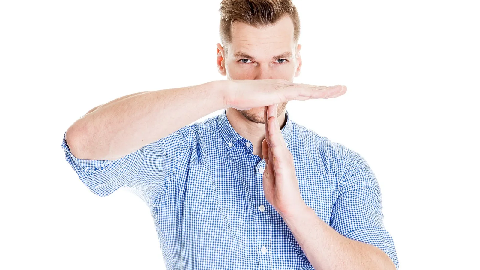 Mann im blauen karierten Hemd macht Time-out-Zeichen.
