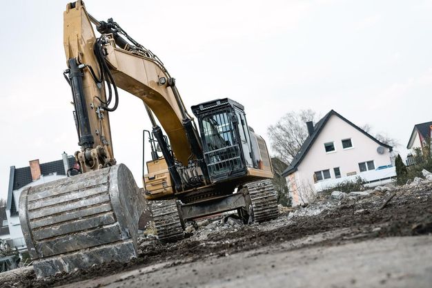 Wütend über ausstehende Zahlungen: Deswegen hat ein Bauunternehmer den eigenen Neubau mit einem Bagger beschädigt.