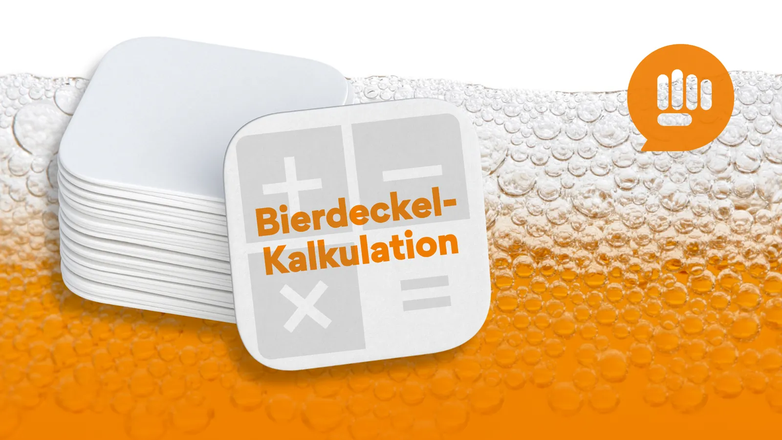 Ein Stapel mit Bierdeckel liegt auf einer Oberfläche - im Hintergrund Bier mit einer Schaumkrone - auf einem Bierdeckel steht "Bierdeckel-Kalkulation".
