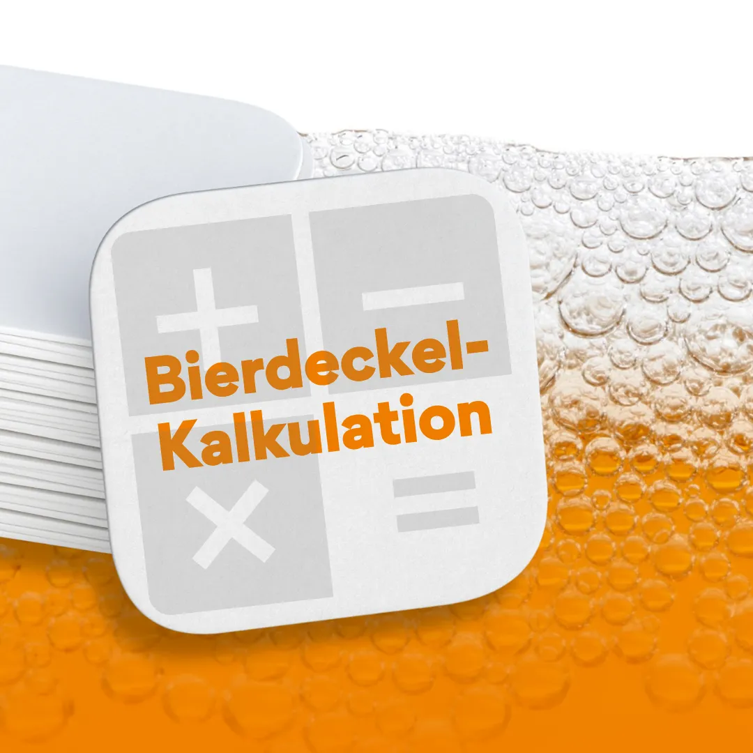 Ein Stapel mit Bierdeckel liegt auf einer Oberfläche - im Hintergrund Bier mit einer Schaumkrone - auf einem Bierdeckel steht "Bierdeckel-Kalkulation".