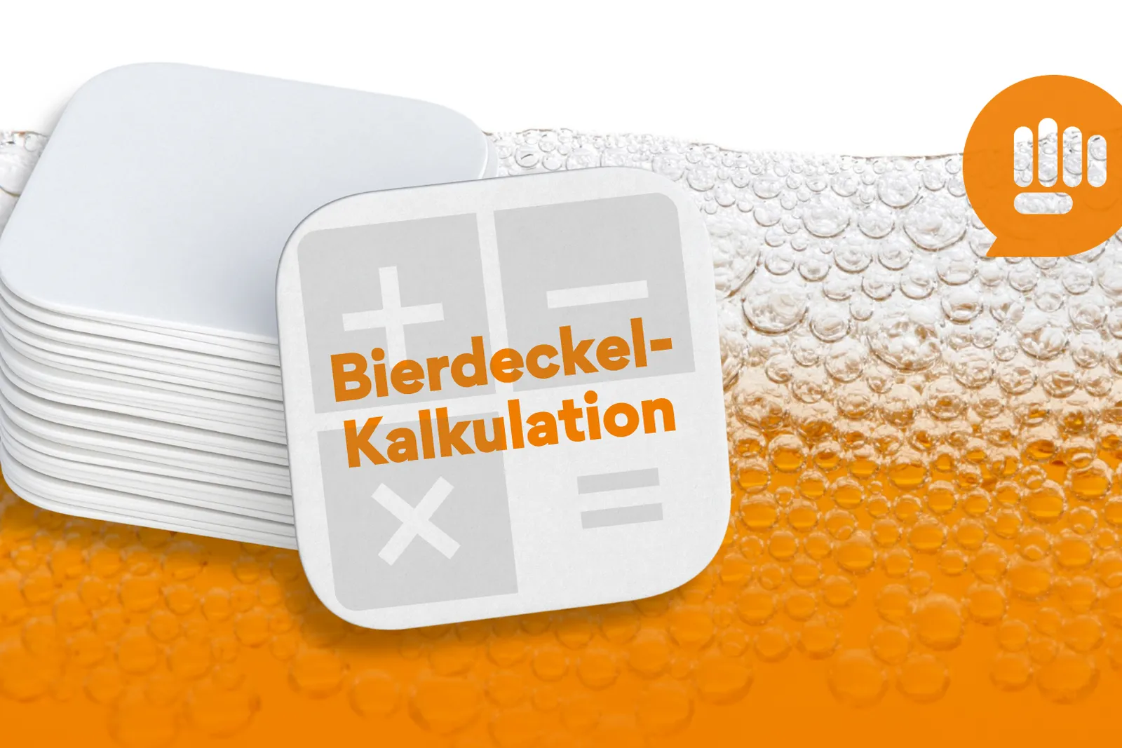 Ein Stapel mit Bierdeckel liegt auf einer Oberfläche - im Hintergrund Bier mit einer Schaumkrone - auf einem Bierdeckel steht "Bierdeckel-Kalkulation".