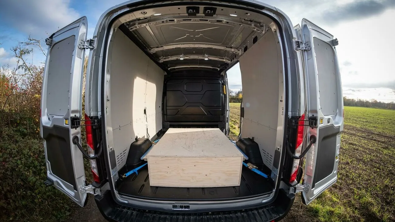 Blick von hinten in den Ladebereich des Ford Transit Trail 4x4. Die Hecktüren sind weit offen.