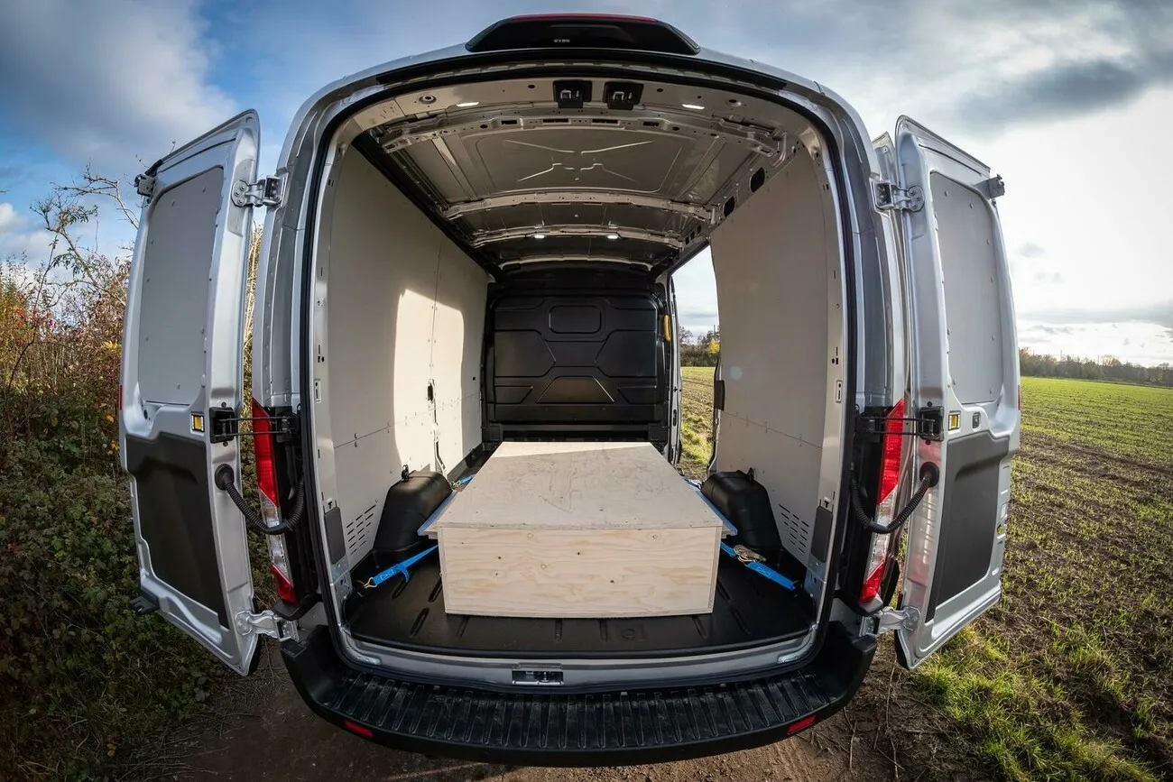 Blick von hinten in den Ladebereich des Ford Transit Trail 4x4. Die Hecktüren sind weit offen.