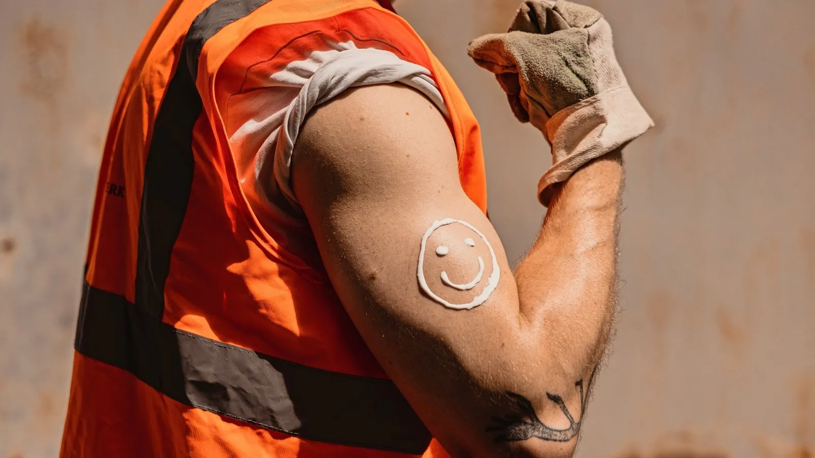 Der Arbeitgeber muss seine Mitarbeitenden vor UV-Strahlung schützen. Dafür kann er auch Sonnencreme bereitstellen.