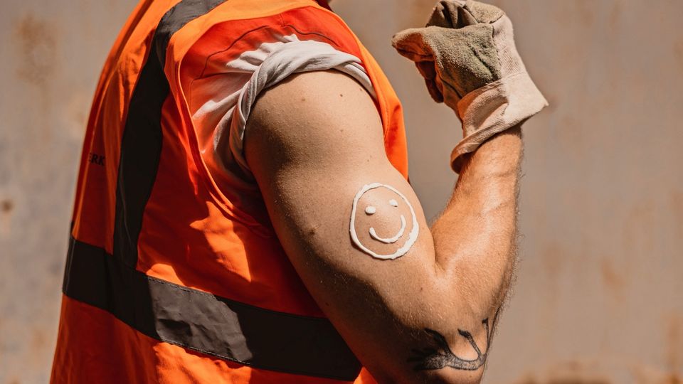 Der Arbeitgeber muss seine Mitarbeitenden vor UV-Strahlung schützen. Dafür kann er auch Sonnencreme bereitstellen.
