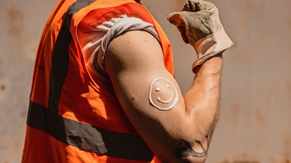 Der Arbeitgeber muss seine Mitarbeitenden vor UV-Strahlung schützen. Dafür kann er auch Sonnencreme bereitstellen.