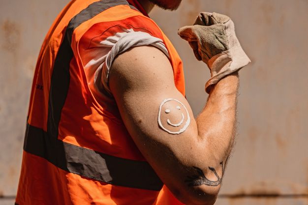 Der Arbeitgeber muss seine Mitarbeitenden vor UV-Strahlung schützen. Dafür kann er auch Sonnencreme bereitstellen.
