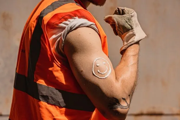 Der Arbeitgeber muss seine Mitarbeitenden vor UV-Strahlung schützen. Dafür kann er auch Sonnencreme bereitstellen.