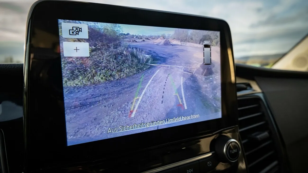 Blick auf das Display im Fahrzeuginneren, zeigt die Rückfahrkamera in Aktion.