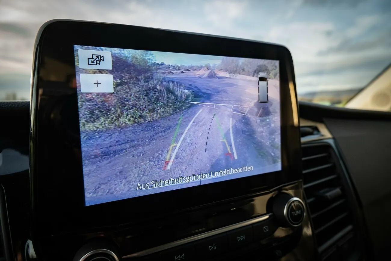 Blick auf das Display im Fahrzeuginneren, zeigt die Rückfahrkamera in Aktion.