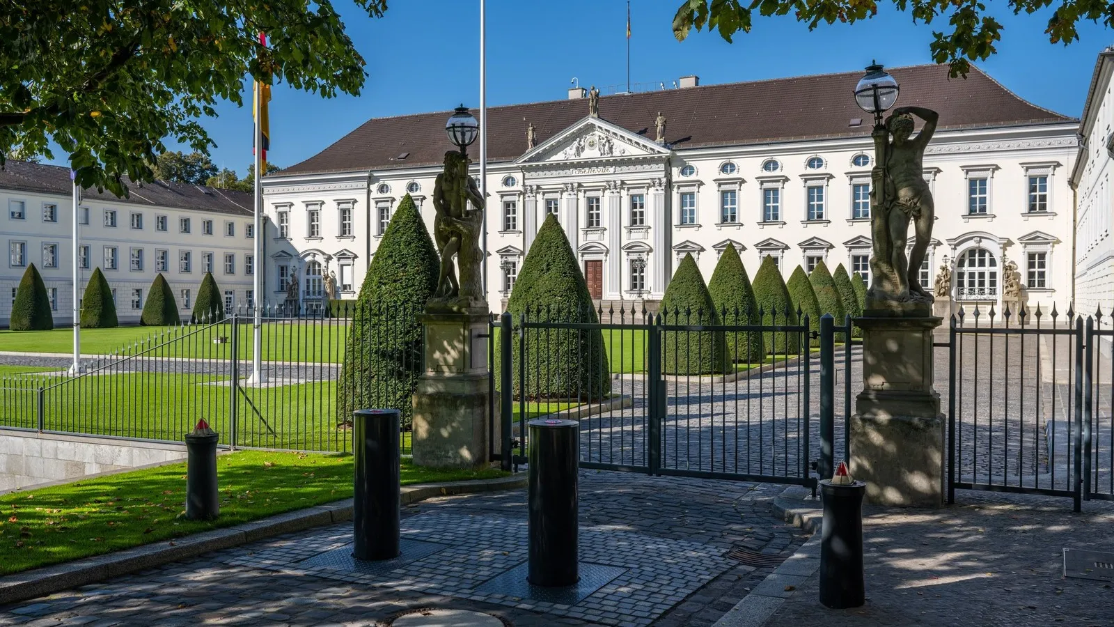 Diese Tor- und Polleranlagen für das Bundespräsidialamt in Berlin stammen aus dem Braunschweiger Handwerksbetrieb.